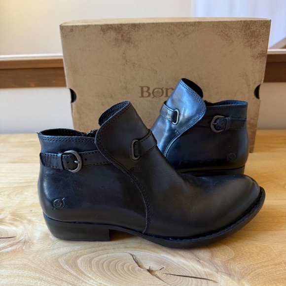 BORN JEM LEATHER ANKLE BOOTS BOOTIES BUCKLE DETAIL SIDE ZIP NIB BLACK 7.5 - Picture 3 of 12